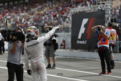 Winnaar Lewis Hamilton, Mercedes AMG F1 W07 Hybrid in parc ferme