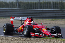 Себастьян Феттель, Ferrari, тестує шини Pirelli зразку 2017 року
