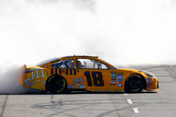 Sieger Kyle Busch, Joe Gibbs Racing Toyota
