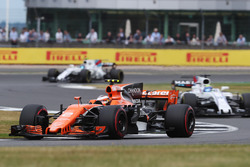 Stoffel Vandoorne, McLaren MCL32, Felipe Massa, Williams FW40 y Lance Stroll, Williams FW40