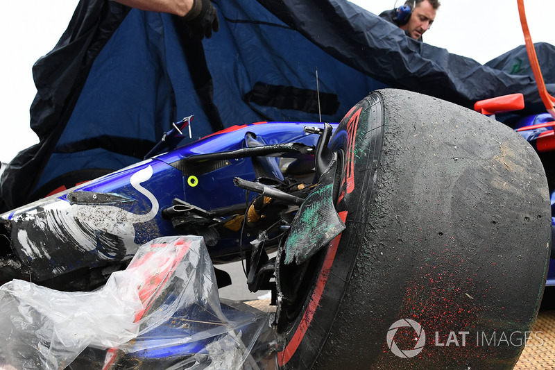 The crashed car of Carlos Sainz Jr., Scuderia Toro Rosso STR12 is recovered after FP1