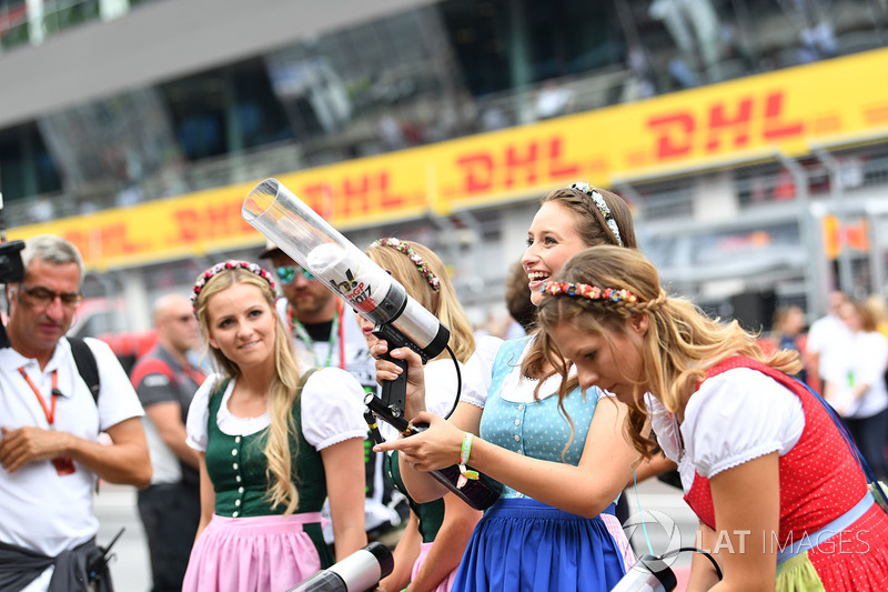 Chicas de la parrilla animan a los fans
