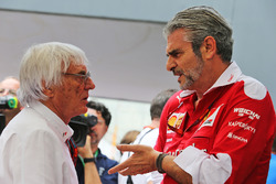 (L naar R): Bernie Ecclestone, met Maurizio Arrivabene, Ferrari Team Principal
