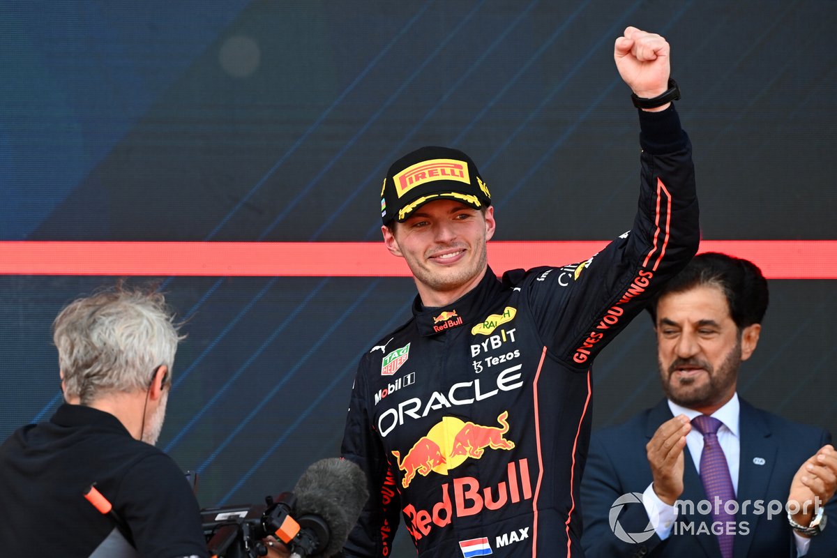 Max Verstappen celebra la victoria en el podio de Bakú.