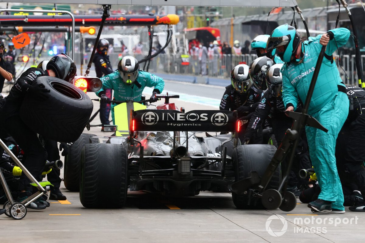 Lewis Hamilton, Mercedes W12, fait un arrêt