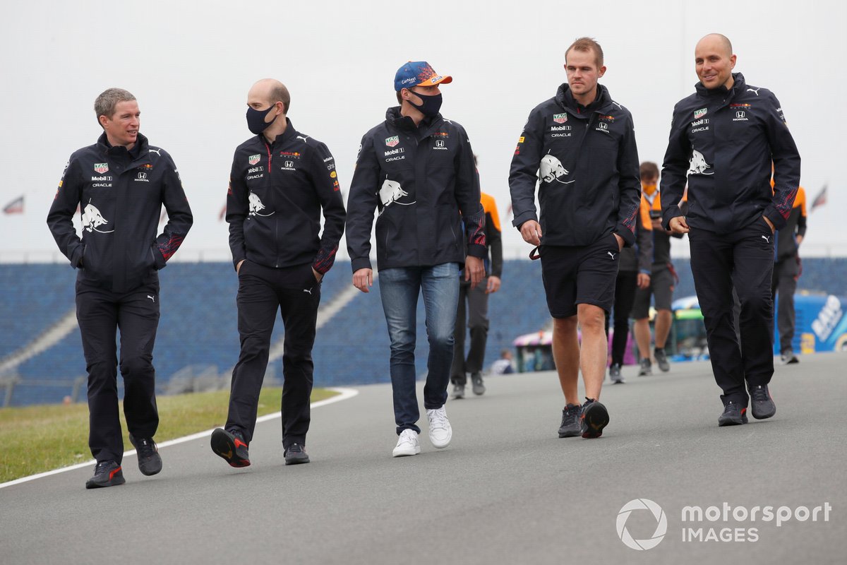 Max Verstappen loopt met zijn engineers over Circuit Zandvoort.