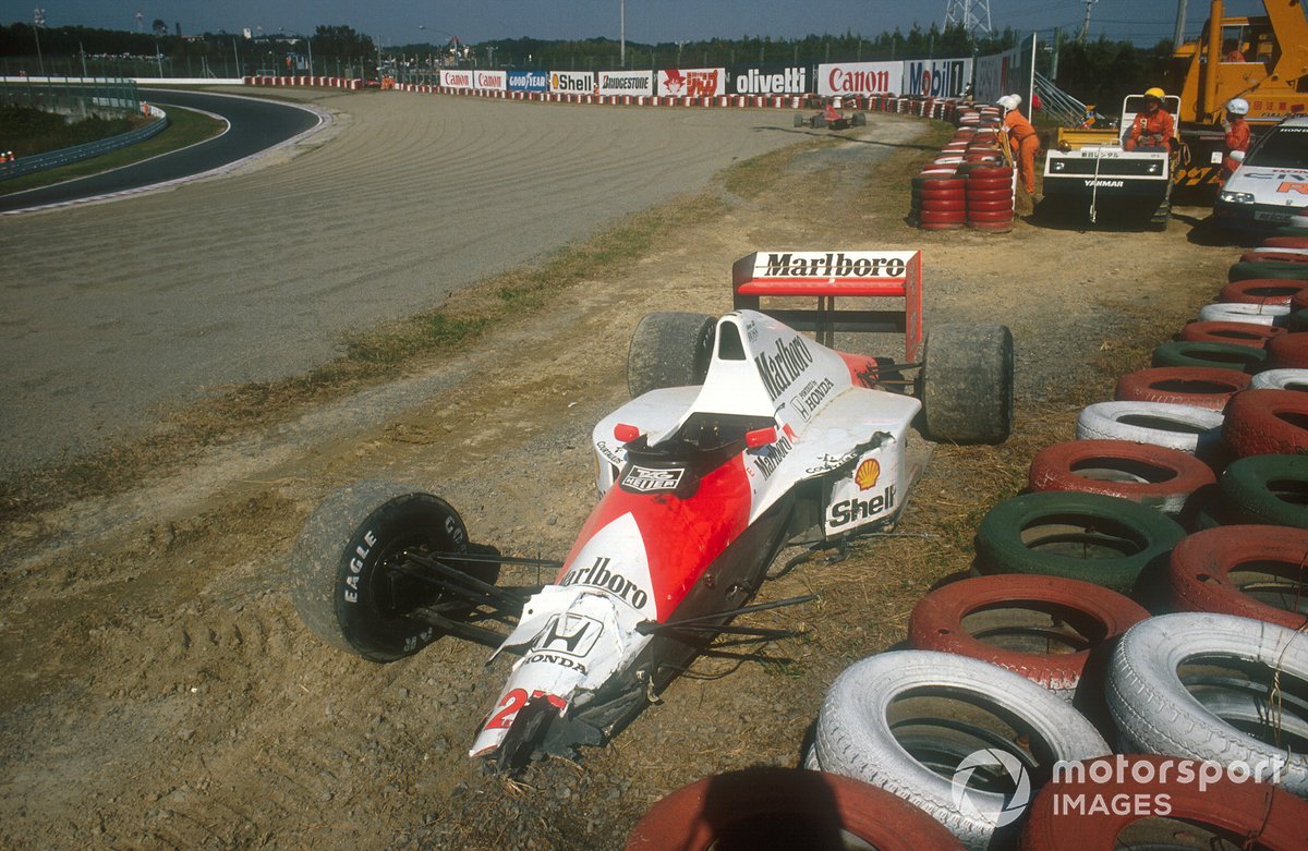 The wrecked cars of Ayrton Senna, McLaren MP4/5B Honda and Alain Prost, Ferrari 641 behind after their collision at the start.