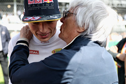 Max Verstappen, Red Bull Racing, in gesprek met F1-baas Bernie Ecclestone