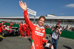 Себастьян Феттель, Scuderia Ferrari, вітає фанатів