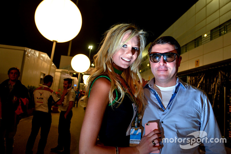 Chica en el paddock