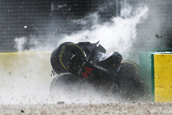 Fernando Alonso, McLaren MP4-31 in een zware crash