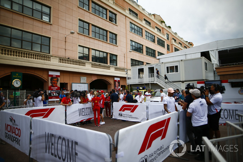 Lewis Hamilton, Mercedes AMG F1, e Sebastian Vettel, Ferrari, parlano con i media