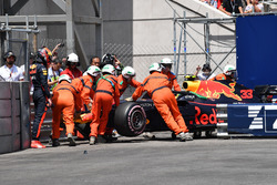 La monoposto di Max Verstappen, Red Bull Racing RB14, viene portata via dopo l'incidente