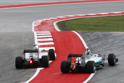 Lewis Hamilton, Mercedes F1 W06 Hybrid, ve Nico Rosberg, Mercedes F1 W06 Hybrid, ilk virajda liderli