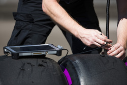 Un ingegnere Pirelli registra dei dati