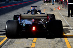 Lewis Hamilton, Mercedes-AMG F1 W09, con le luci sull'ala posteriore