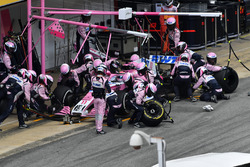 Sergio Perez, Force India VJM11 pit stop