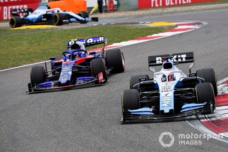 George Russell, Williams Racing FW42, przed Aleksandrem Albonem, Toro Rosso STR14