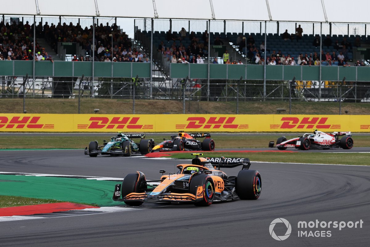 Lando Norris, McLaren MCL36, Sebastian Vettel, Aston Martin AMR22, Max Verstappen, Red Bull Racing RB18