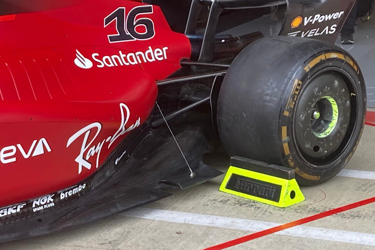 Ferrari F1-75: ecco il cofano motore più affusolato. C'è un maggiore sfogo di calore dalle pance