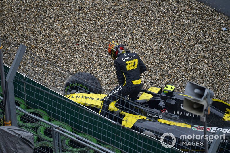 Nico Hulkenberg, Renault F1 Team, sort de sa voiture et abandonne