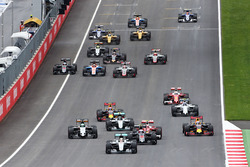 Lewis Hamilton, Mercedes AMG F1 W07 Hybrid aan de leiding bij de start