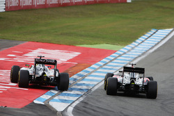 Fernando Alonso, McLaren MP4-31 en Sergio Perez, Sahara Force India F1 VJM09, strijden om positie