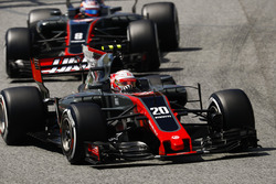 Kevin Magnussen, Haas F1 Team VF-17; Romain Grosjean, Haas F1 Team VF-17