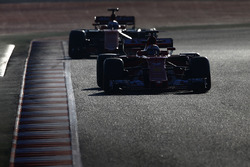 Kimi Räikkönen, Ferrari SF70H; Fernando Alonso, McLaren MCL32