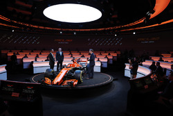 Honda-Projektleiter Yusuke Hasegawa und McLaren-Rennleiter Eric Boullier mit dem McLaren MCL32