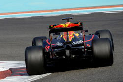 Max Verstappen, Red Bull Racing, testet Pirelli-Reifen für 2017