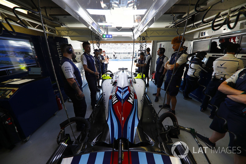 Meccanici attorno alla monoposto di Lance Stroll Williams FW41, nel garage del team
