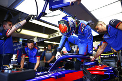 Brendon Hartley, Toro Rosso STR13, settles into his seat.