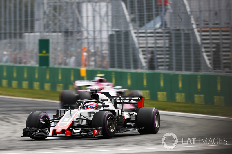 Romain Grosjean, Haas F1 Team VF-18, precede Esteban Ocon, Force India VJM11