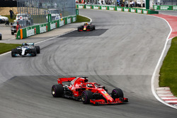 Себастьян Феттель, Ferrari SF71H, лідирує на старті