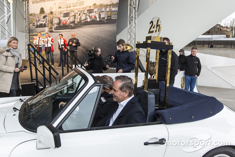 Le Mans 24 Saat galibiyet kupası Porsche Müzesine geliyor