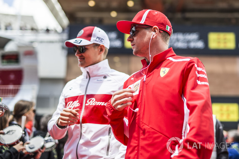 Marcus Ericsson, Sauber and Kimi Raikkonen, Ferrari on the drivers parade