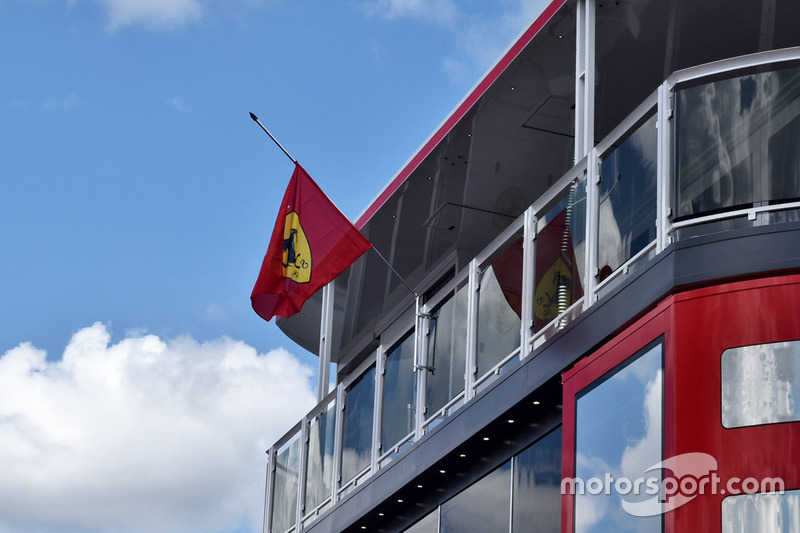 Bandiera a mezz'asta sul motorhome Ferrari