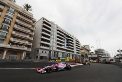 Esteban Ocon, Force India VJM11, Fernando Alonso, McLaren MCL33