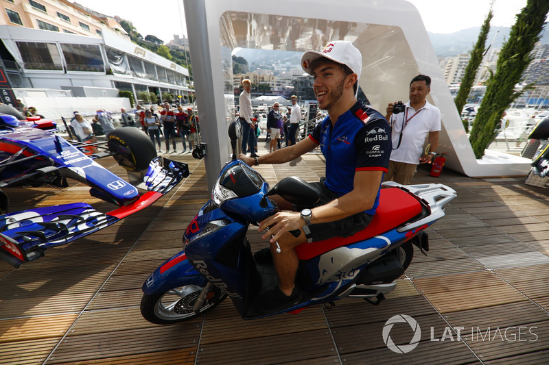 Pierre Gasly, Toro Rosso, monta una motocicleta Honda