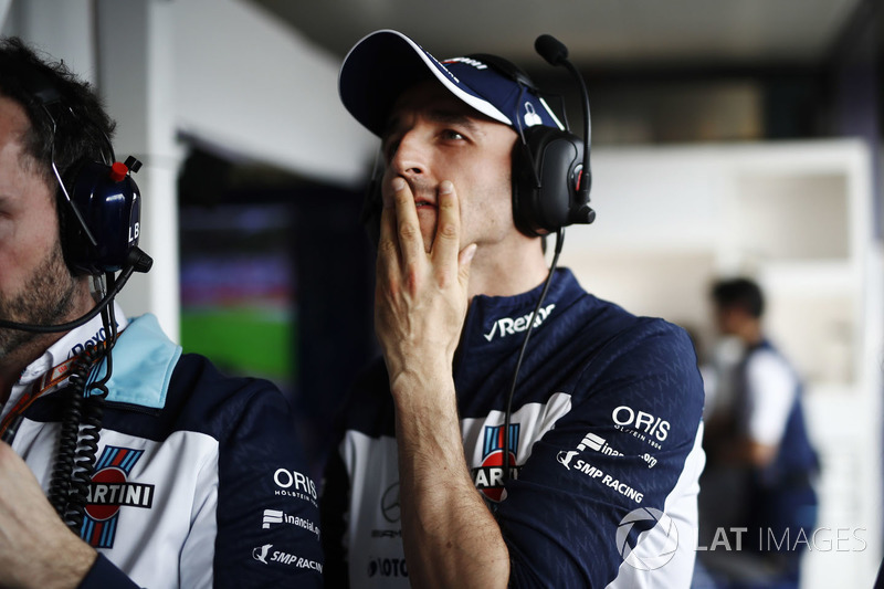 Robert Kubica, Williams Martini Racing, guarda le qualifiche dal garage del team