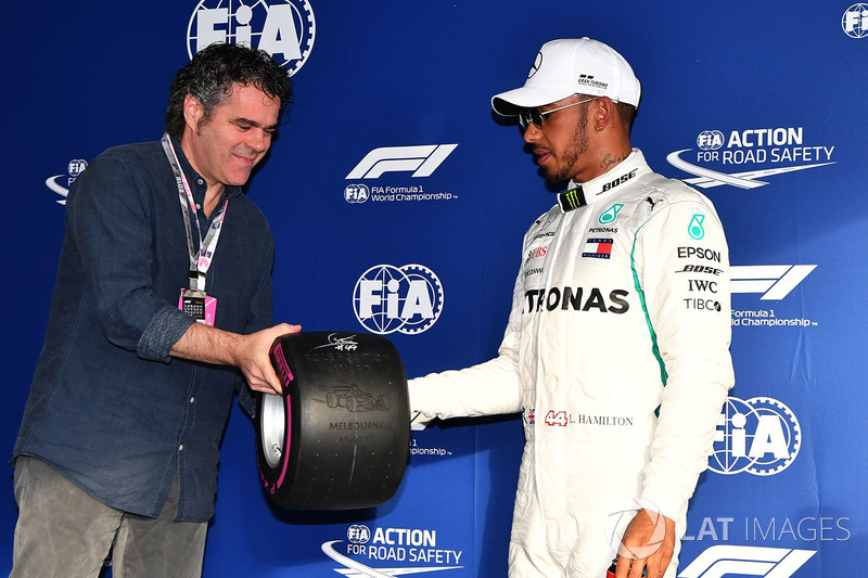 Il poleman Lewis Hamilton, Mercedes-AMG F1 festeggia nel parco chiuso con il Pirelli Pole Position Award