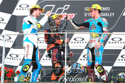 Podio: il vincitore della gara Miguel Oliveira, Red Bull KTM Ajo Moto2, il secondo classificato Lorenzo Baldassarri, Pons HP40 Miguel Oliveira, il terzo classificato Joan Mir, Marc VDS Moto2
