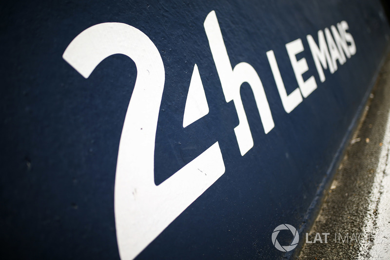 El pit lane de Le Mans