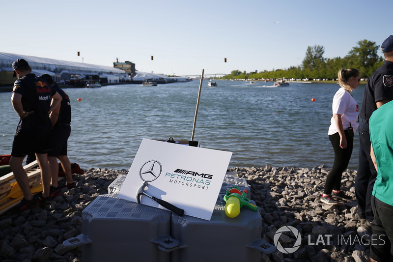 Mercedes у перегонах на плотах