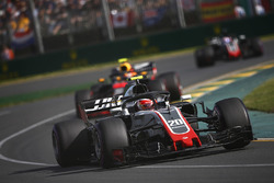 Kevin Magnussen, Haas F1 Team VF-18 Ferrari, Max Verstappen, Red Bull Racing RB14 Tag Heuer