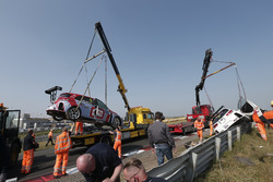 Le auto di Norbert Michelisz, BRC Racing Team Hyundai i30 N TCR e Yvan Muller, YMR Hyundai i30 N TCR dopo l'incidente
