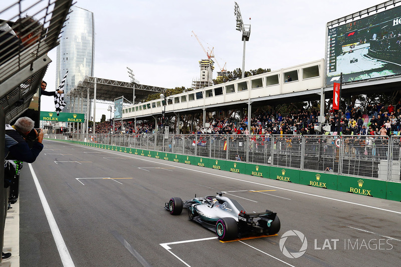 Lewis Hamilton, Mercedes AMG F1 W09, melewati bendera kotak-kotak pertama kali