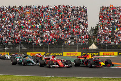 Max Verstappen, Red Bull Racing RB13, Sebastian Vettel, Ferrari SF70H