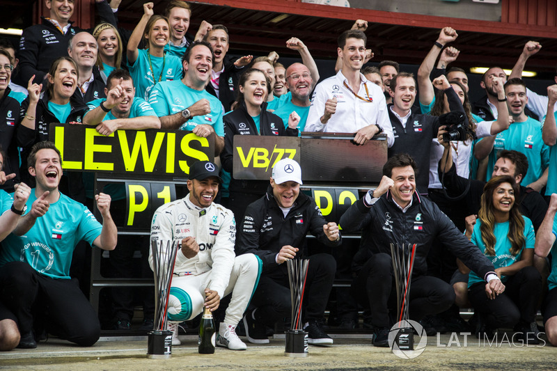 Hamilton tarolt a Mercedesszel Barcelonában - F1 2018